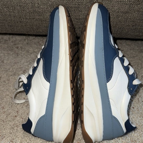 Cushionaire Score Sneakers - Picture 8 of 9